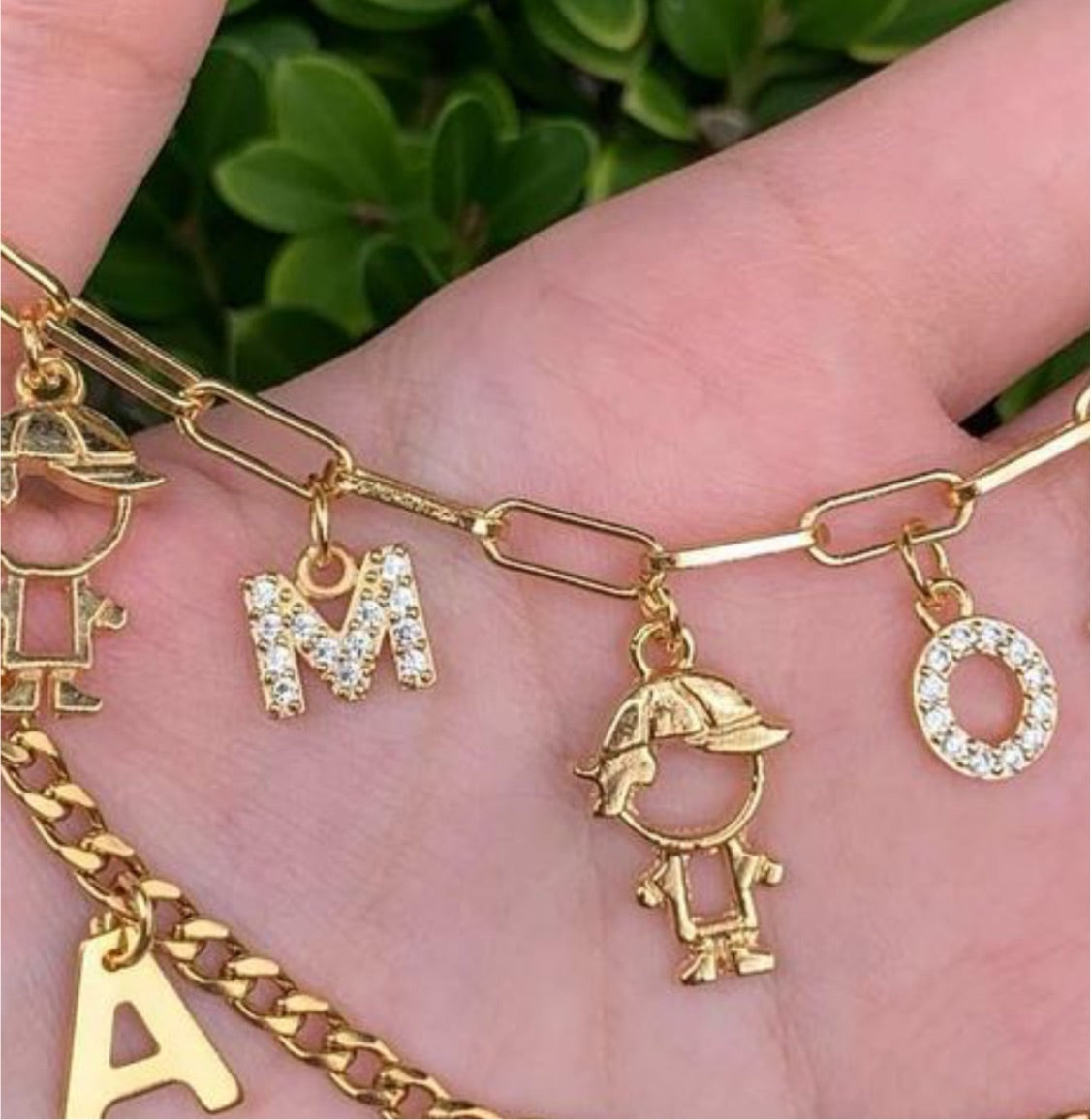 Cadena Una Niña con una letra